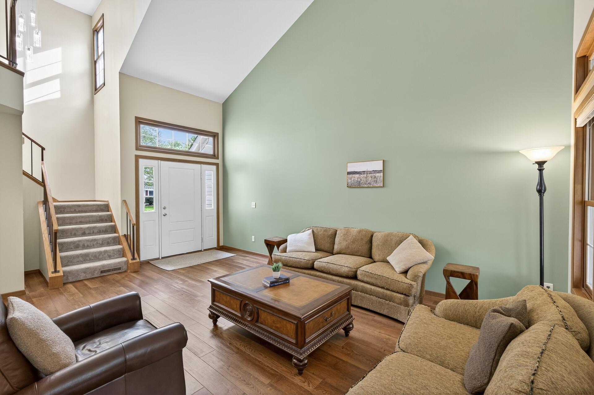 Bloomington, Minnesota 55438, United States, 3 Bedrooms Bedrooms, ,3 BathroomsBathrooms,Residential,Pending Sale,223281