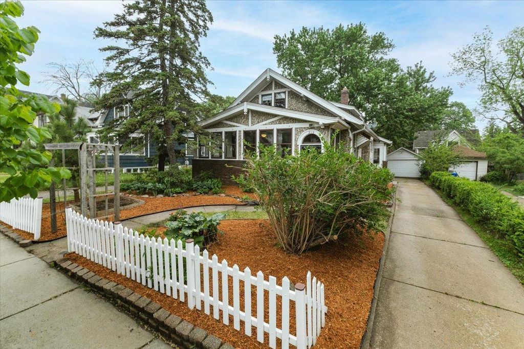 Photo of 315 George Street W, Saint Paul, MN 55107 (MLS # 7077265)