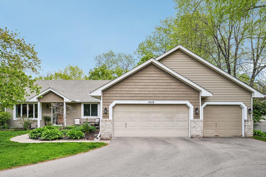 Photo of 1410 Appaloosa Trail, Eagan, MN 55122 (MLS # 6815616)