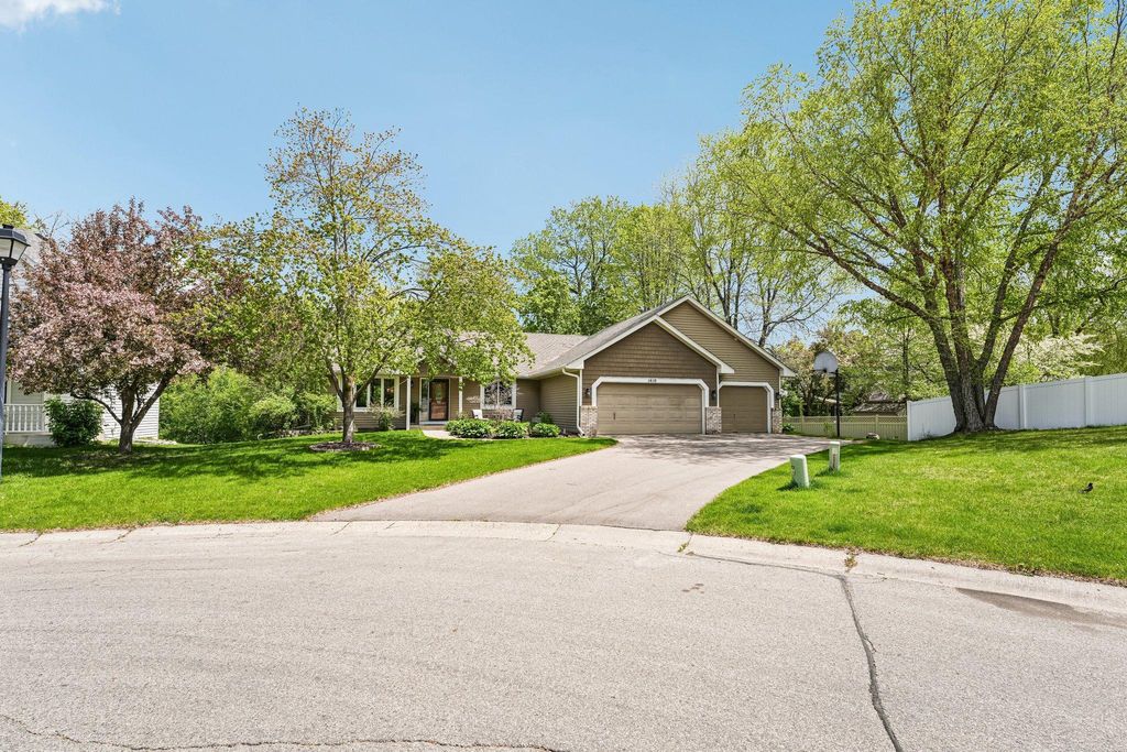Photo of 1410 Appaloosa Trail, Eagan, MN 55122 (MLS # 6815616)