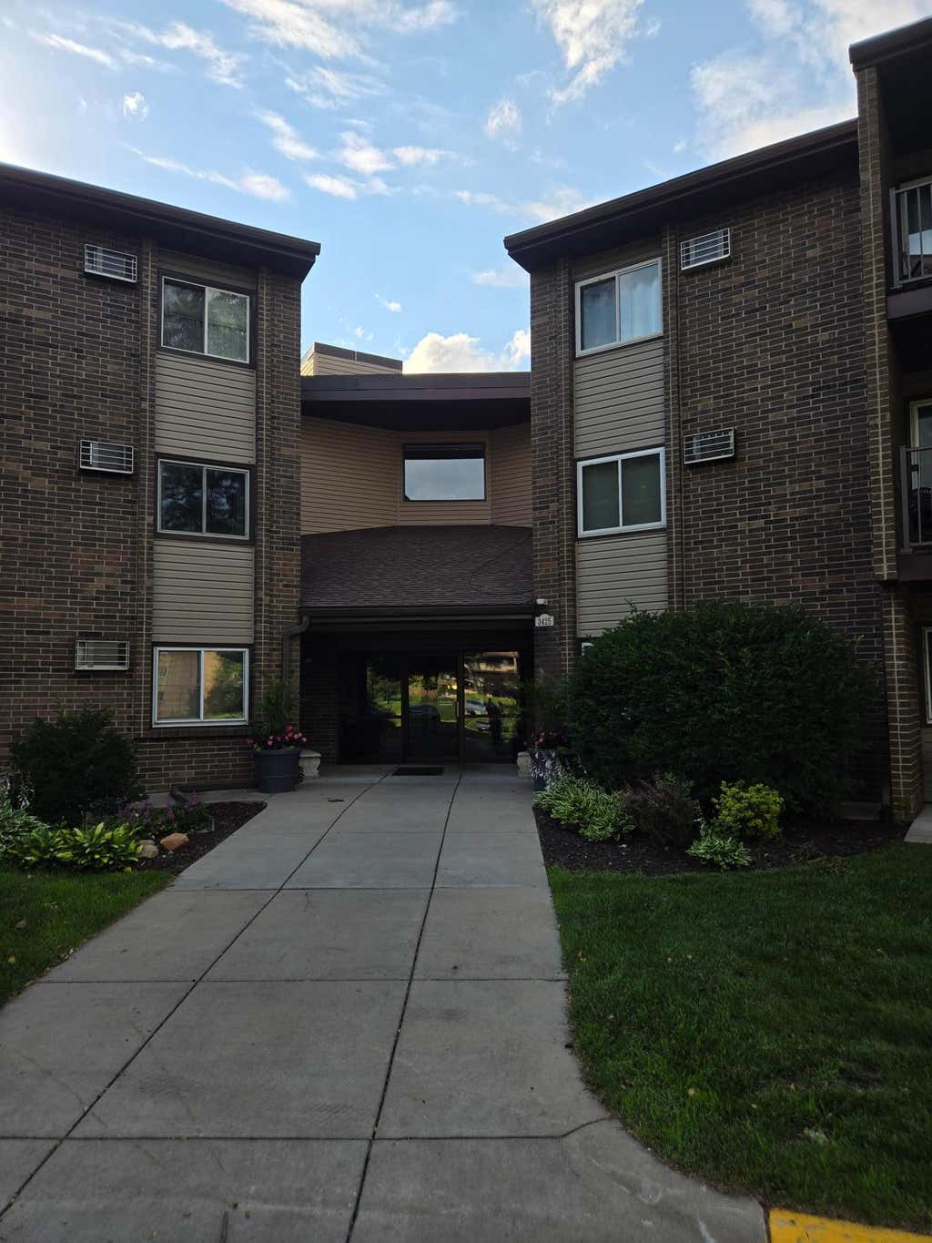 Photo of 3425 Golfview Drive #115, Eagan, MN 55123 (MLS # 7122054)
