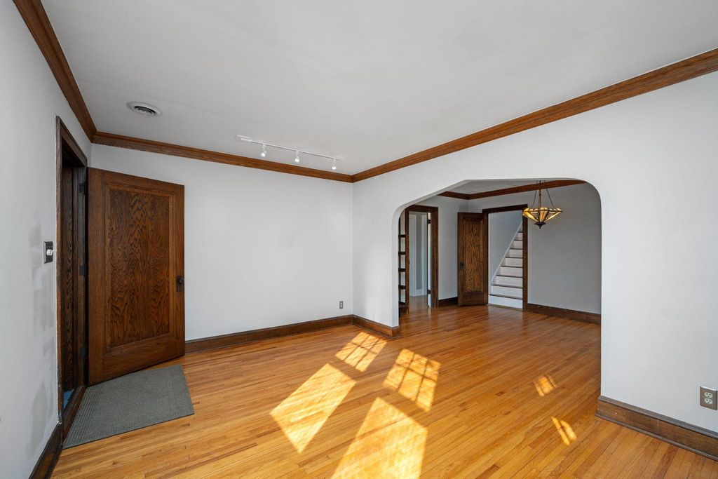 Photo of 1163 Juliet Avenue, Saint Paul, MN 55105 (MLS # 7022292)