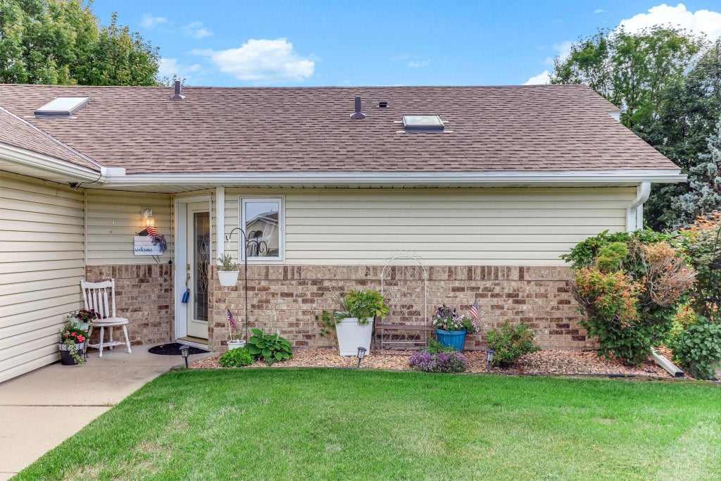 Photo of 9205 Yorkshire Lane, Brooklyn Park, MN 55443 (MLS # 7138727)