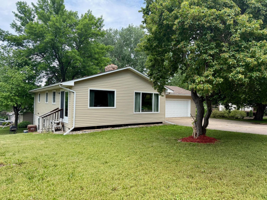 Photo of 911 2nd Avenue S, Buffalo, MN 55313 (MLS # 7089211)