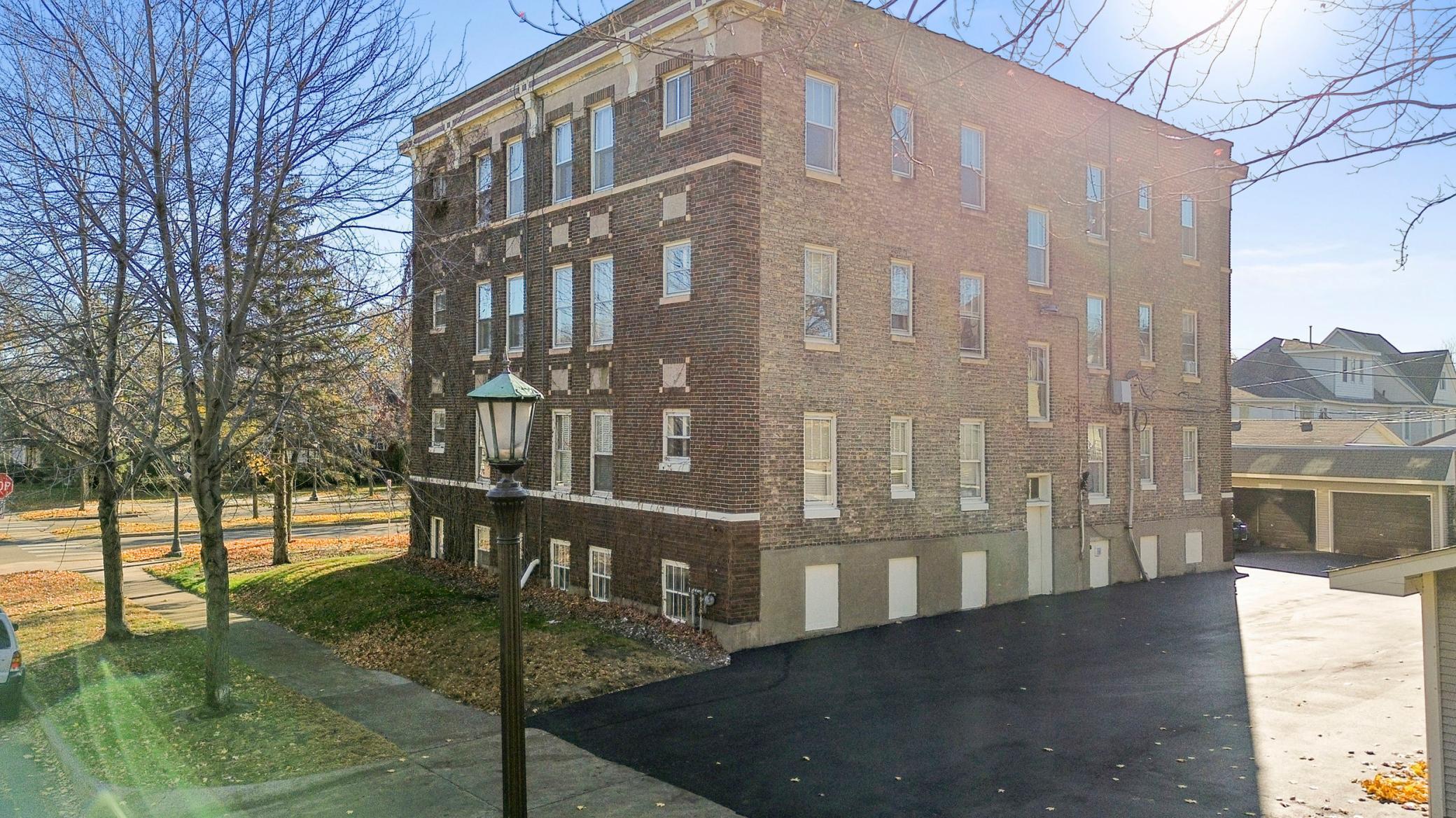 195 Lexington Parkway N