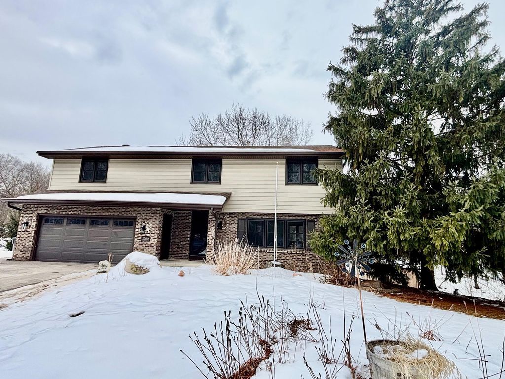Photo of 2700 Crestwood Circle, Hopkins, MN 55305 (MLS # 7012736)