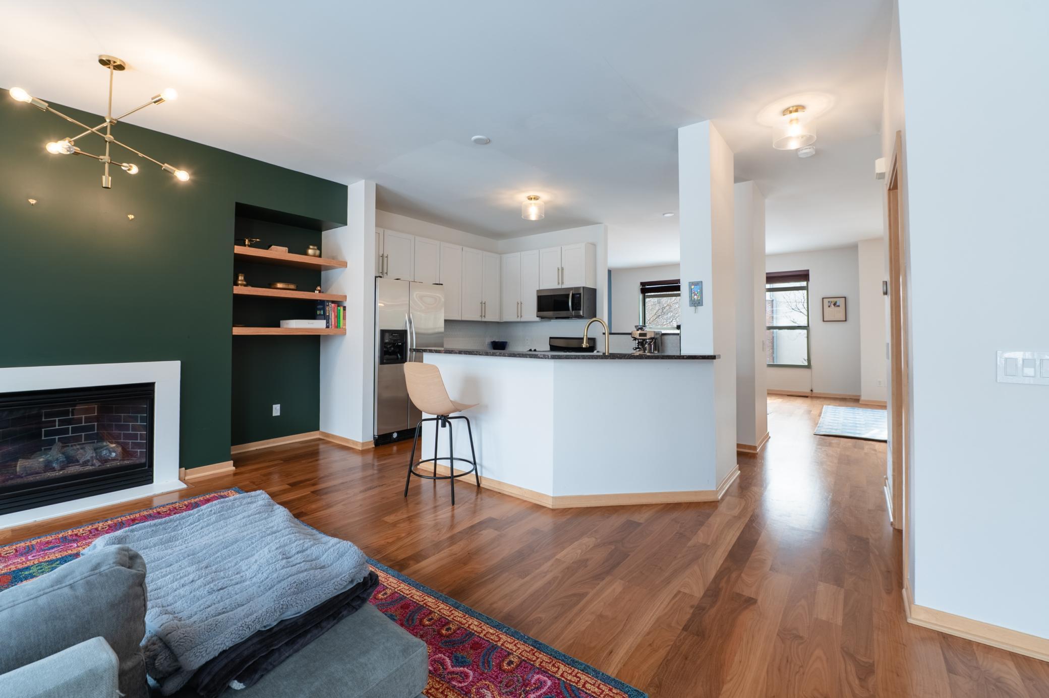 221 1st Avenue NE 18