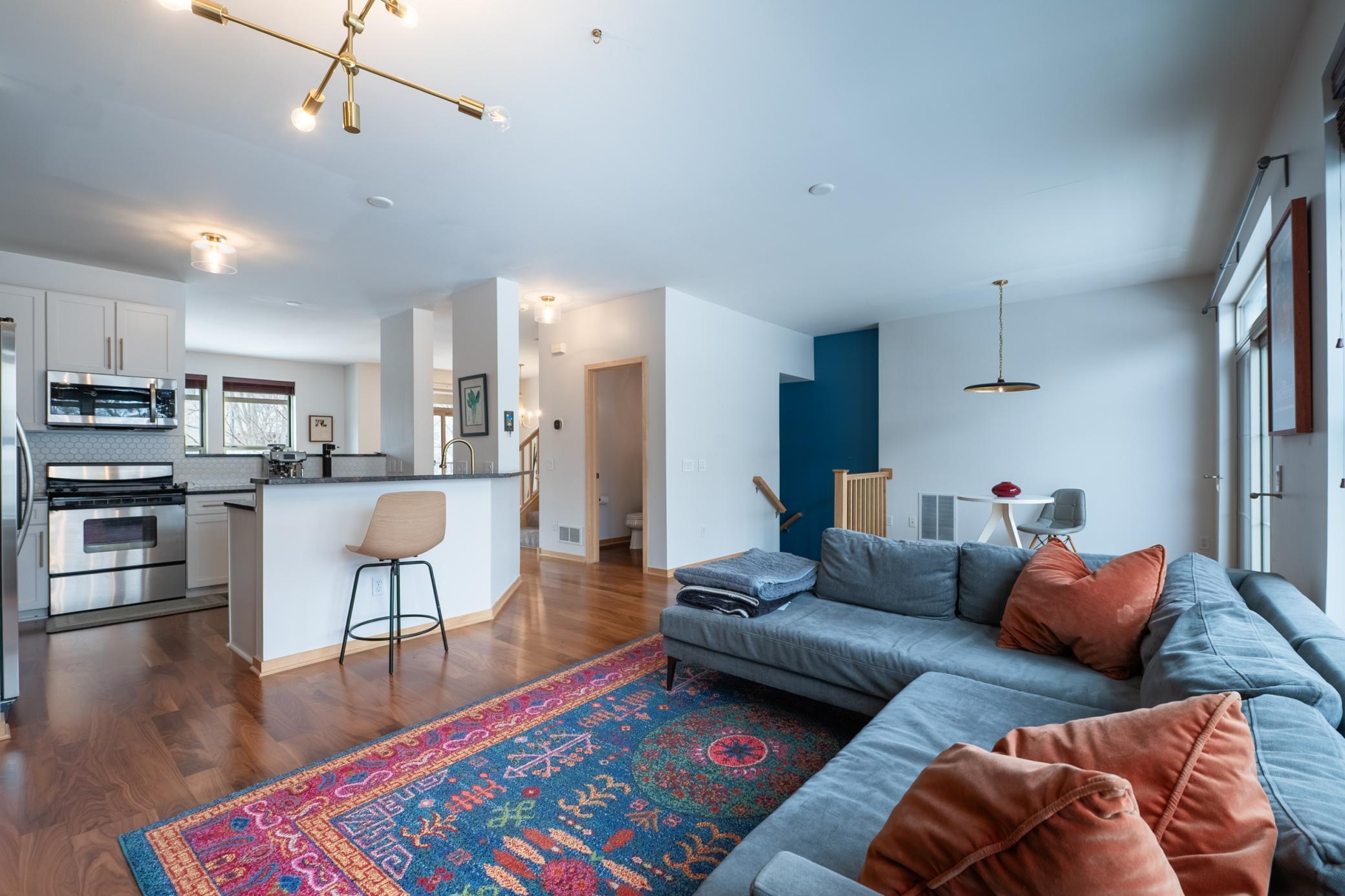 221 1st Avenue NE 18