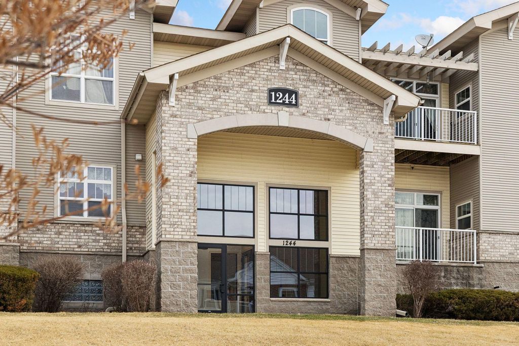 Photo of 1244 County Road D E #106, Maplewood, MN 55109 (MLS # 7023930)