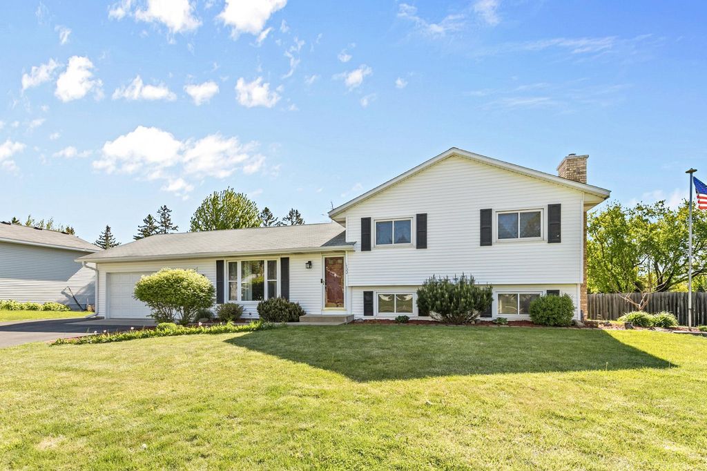Photo of 1722 Nokia Way, Eagan, MN 55122 (MLS # 7074243)