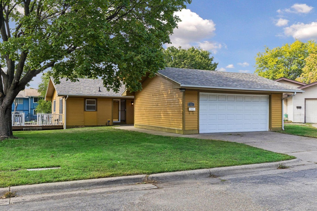 Photo of 521 Central Avenue W, Saint Paul, MN 55103 (MLS # 7143613)