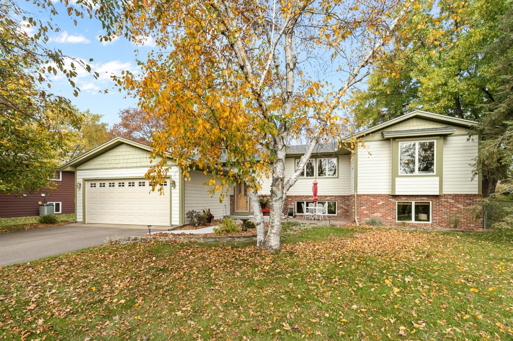 Photo of 555 S Oak Drive, Vadnais Heights, MN 55127 (MLS # 7164910)