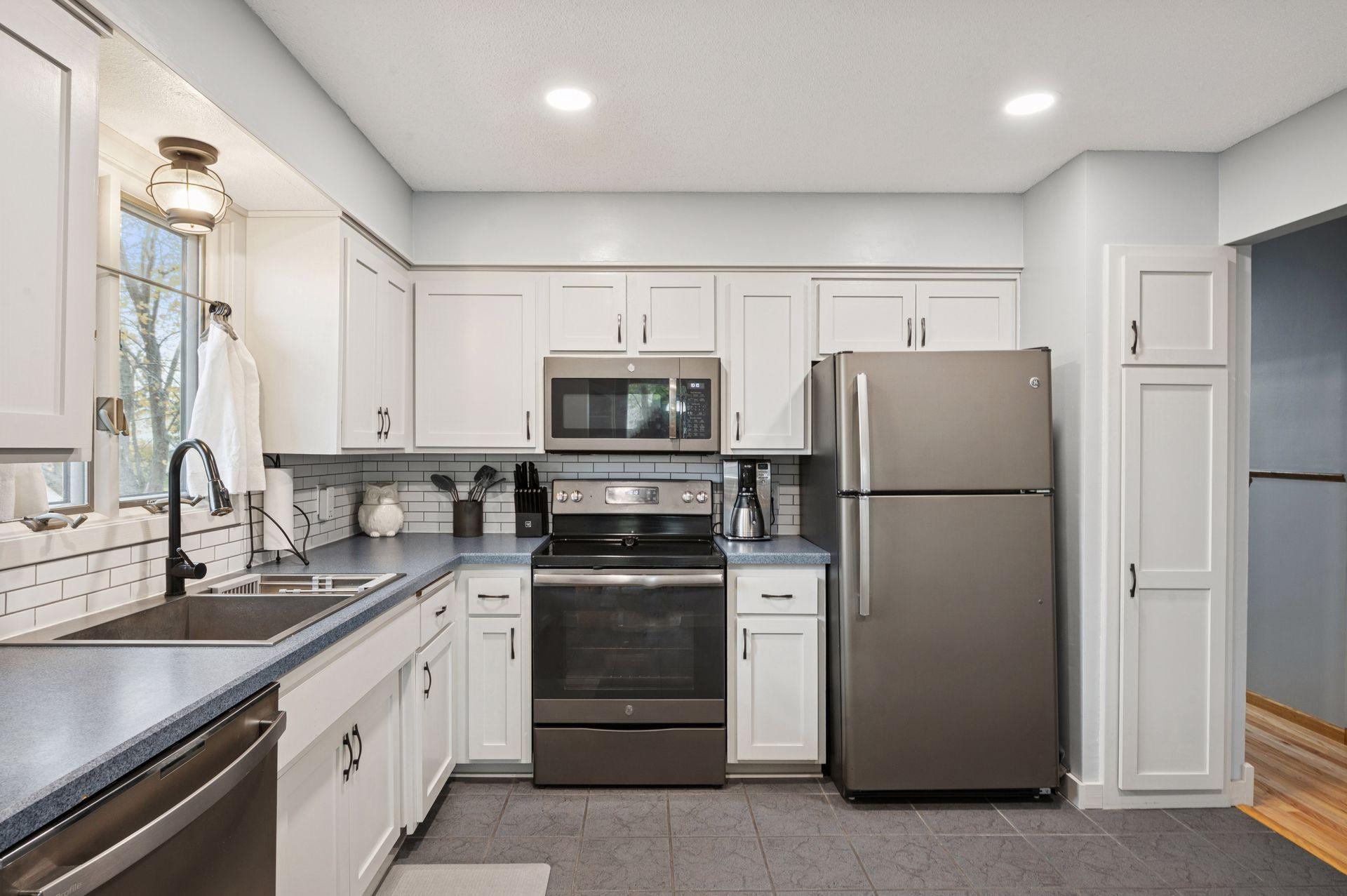 4384 Oakhurst Avenue