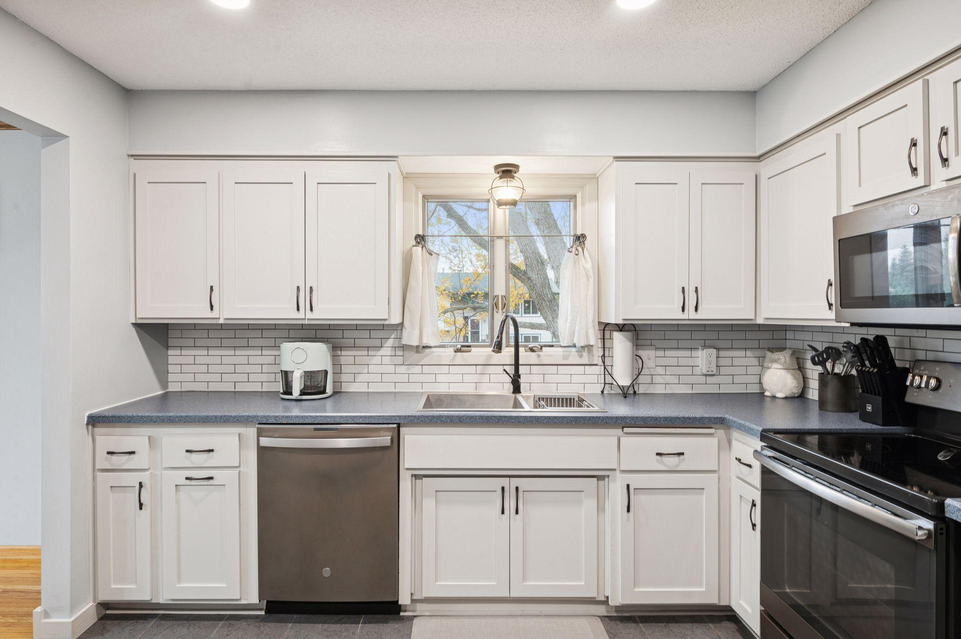 4384 Oakhurst Avenue