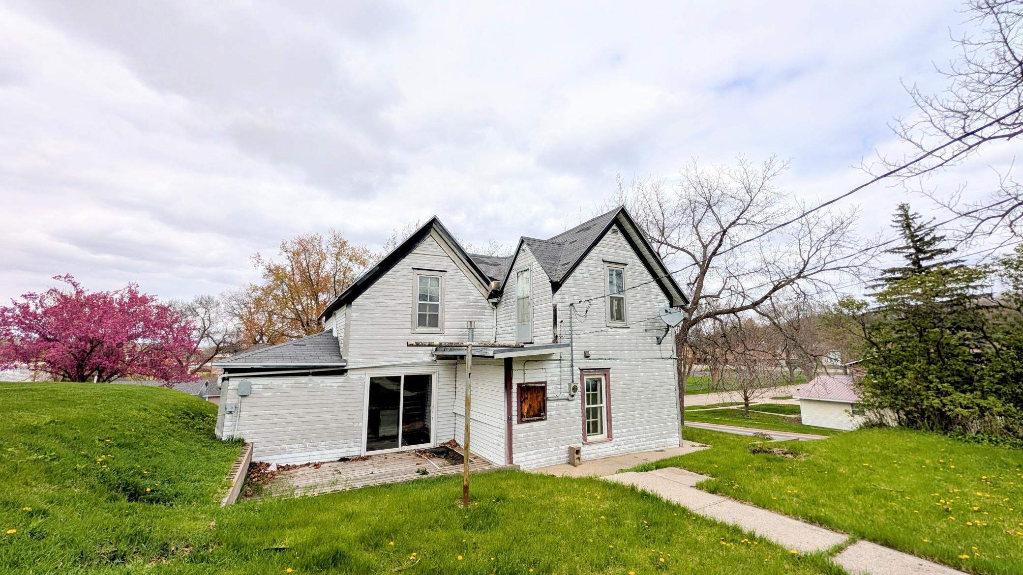 112 Bluff Street E