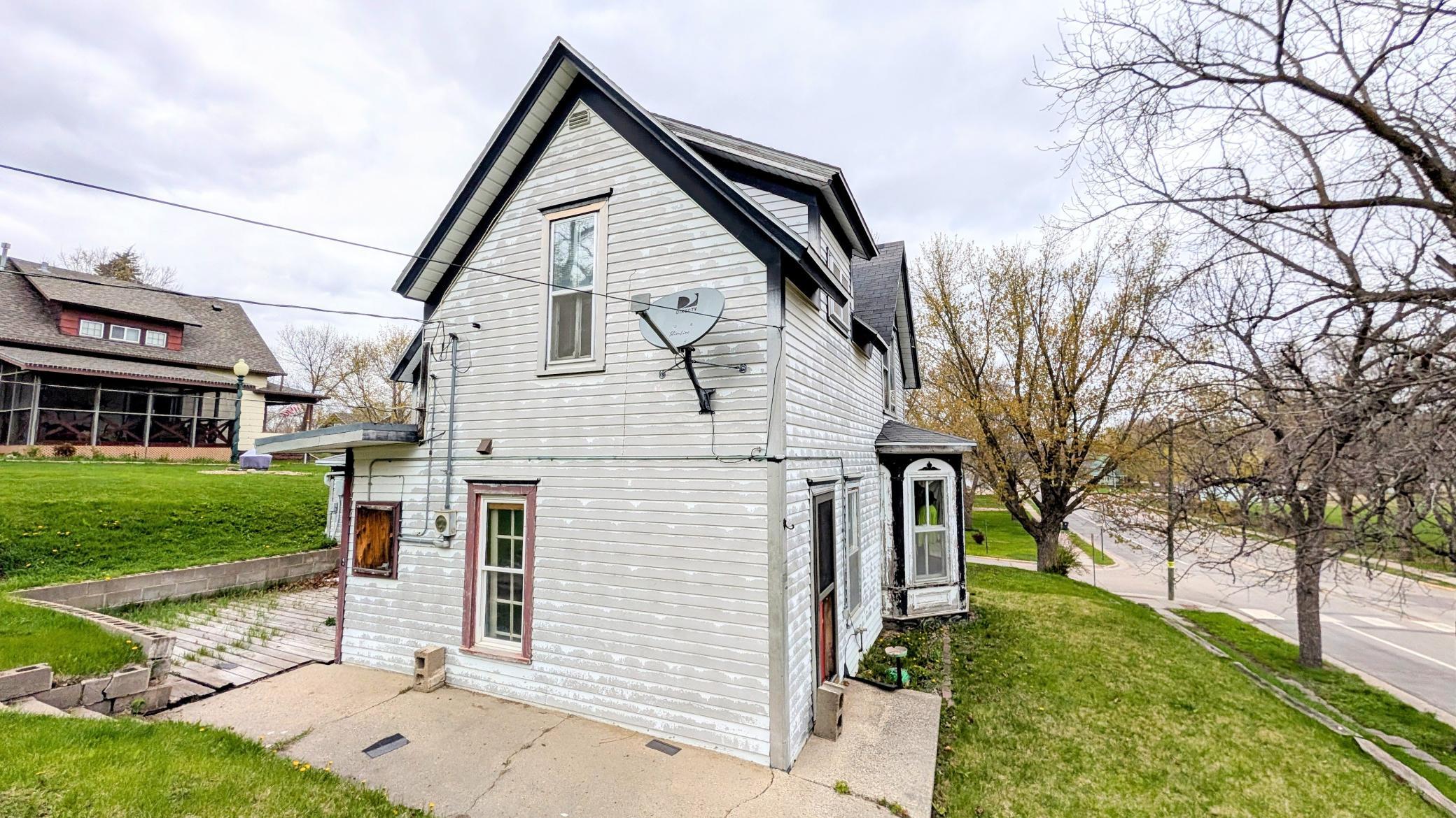 112 Bluff Street E