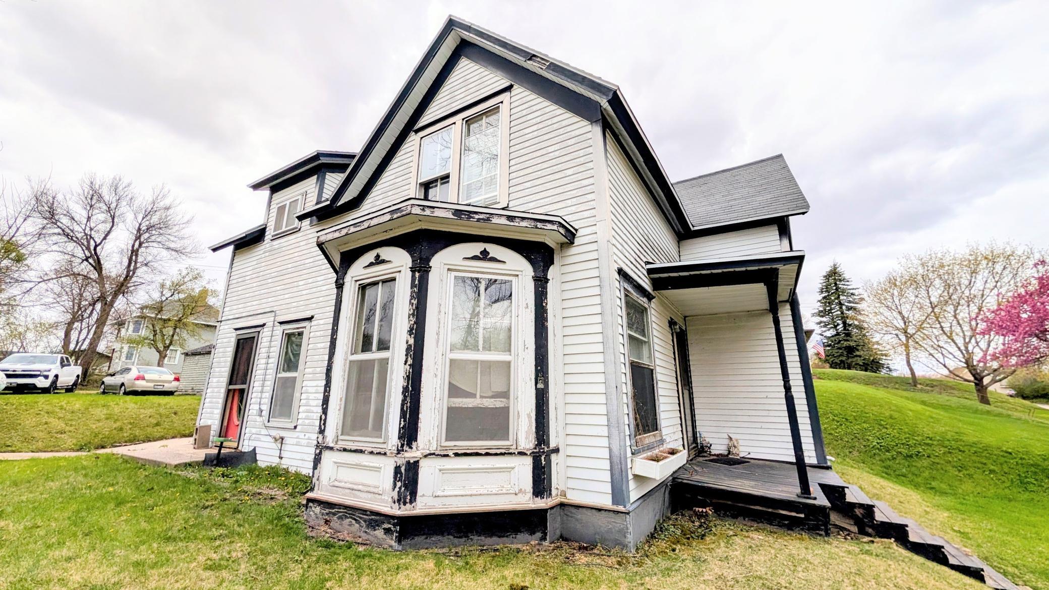 112 Bluff Street E