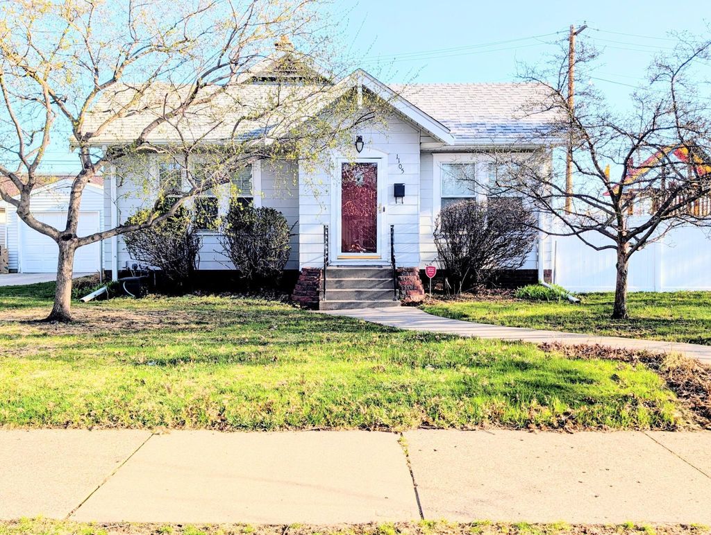 Photo of 1105 California Avenue W, Saint Paul, MN 55108 (MLS # 7062269)