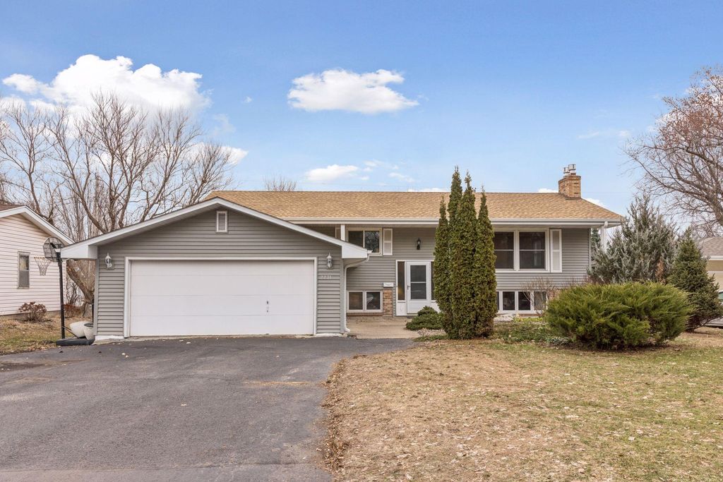 Photo of 2231 Quebec Avenue S, Saint Louis Park, MN 55426 (MLS # 7021410)