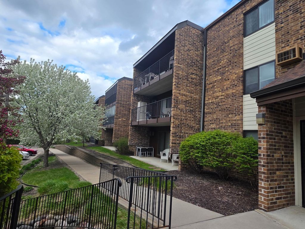 Photo of 35 Nathan Lane N #325, Plymouth, MN 55441 (MLS # 7070174)