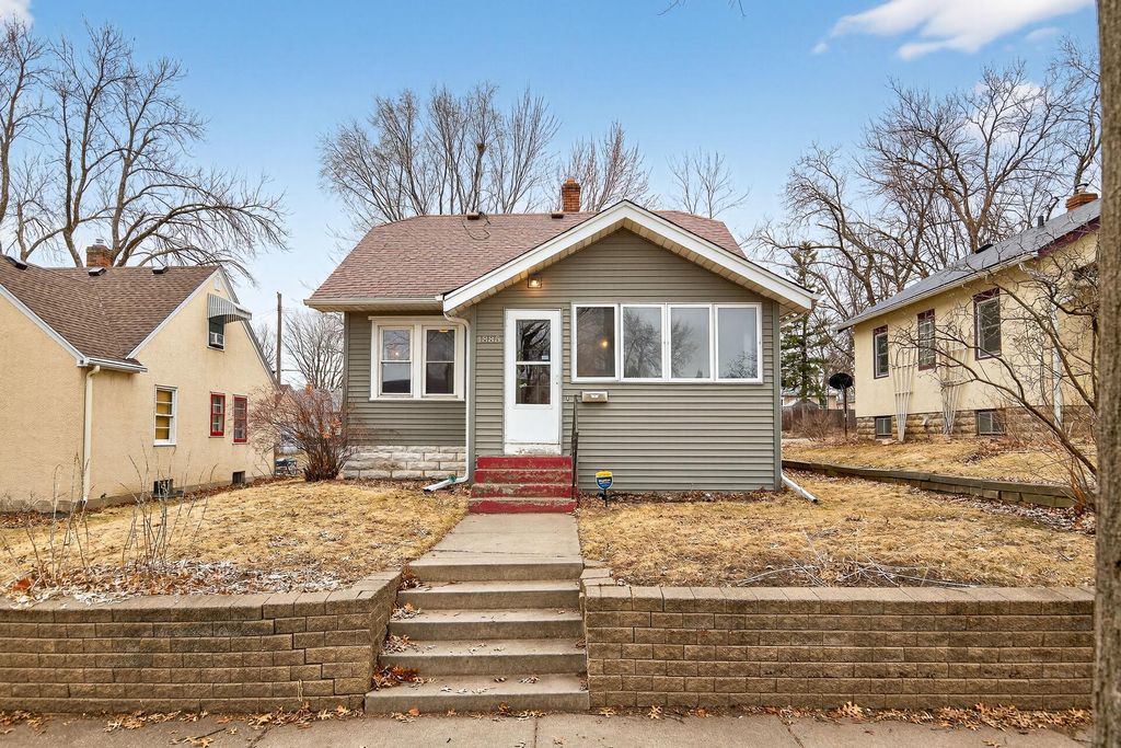 Photo of 1885 Hawthorne Avenue E, Saint Paul, MN 55119 (MLS # 7034433)