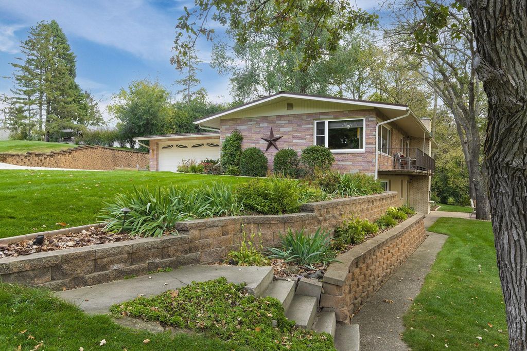 Photo of 1800 Hiawatha Court NE, Rochester, MN 55906 (MLS # 7028766)