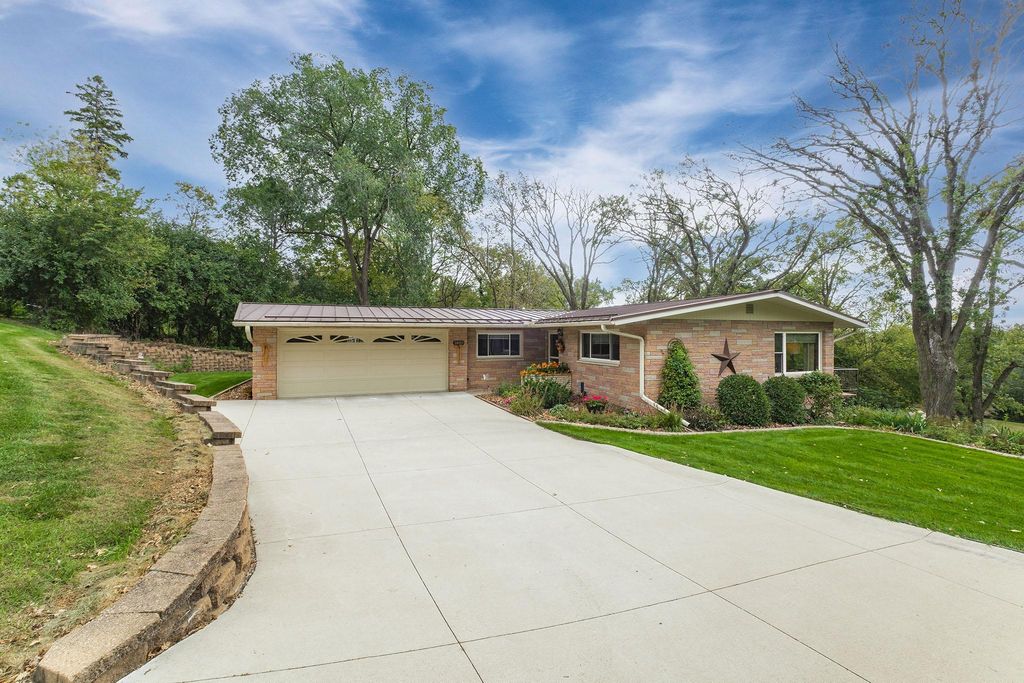 Photo of 1800 Hiawatha Court NE, Rochester, MN 55906 (MLS # 7028766)