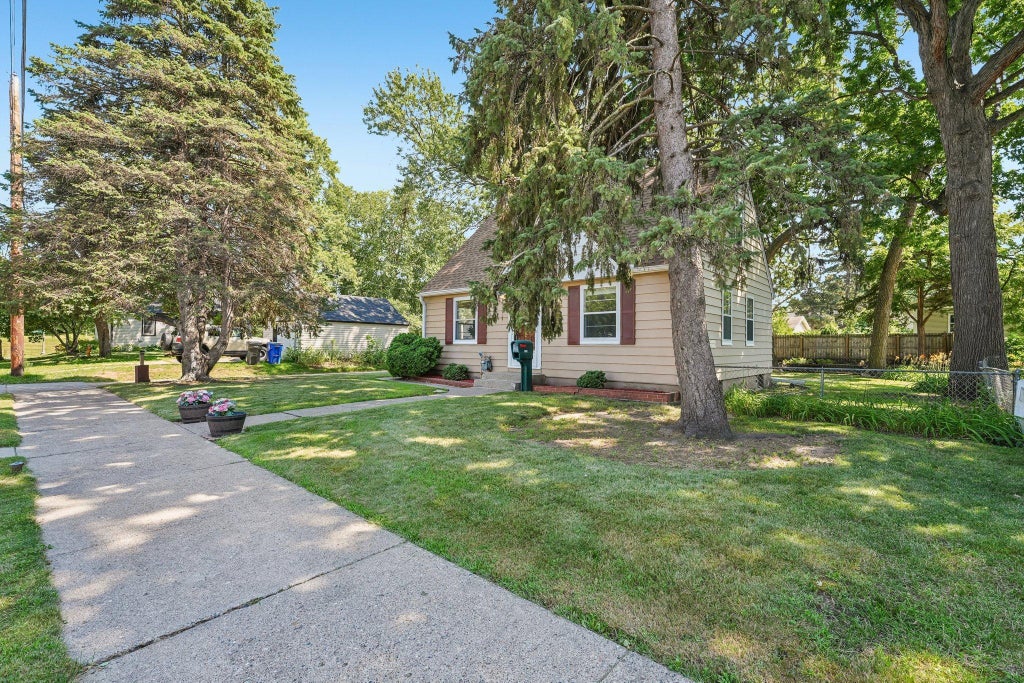 Photo of 1840 Taylor Avenue, Saint Paul, MN 55104 (MLS # 7122657)