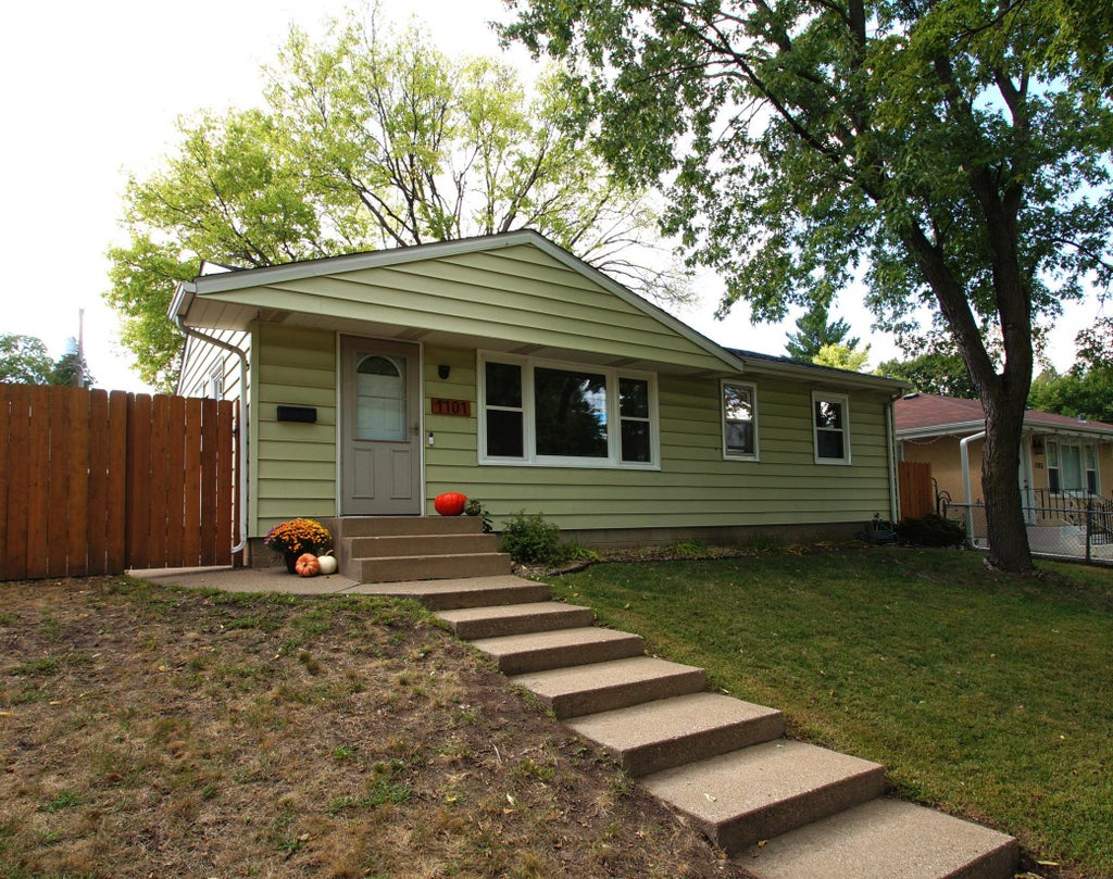Photo of 1101 Dale Street N, Saint Paul, MN 55117 (MLS # 7141017)