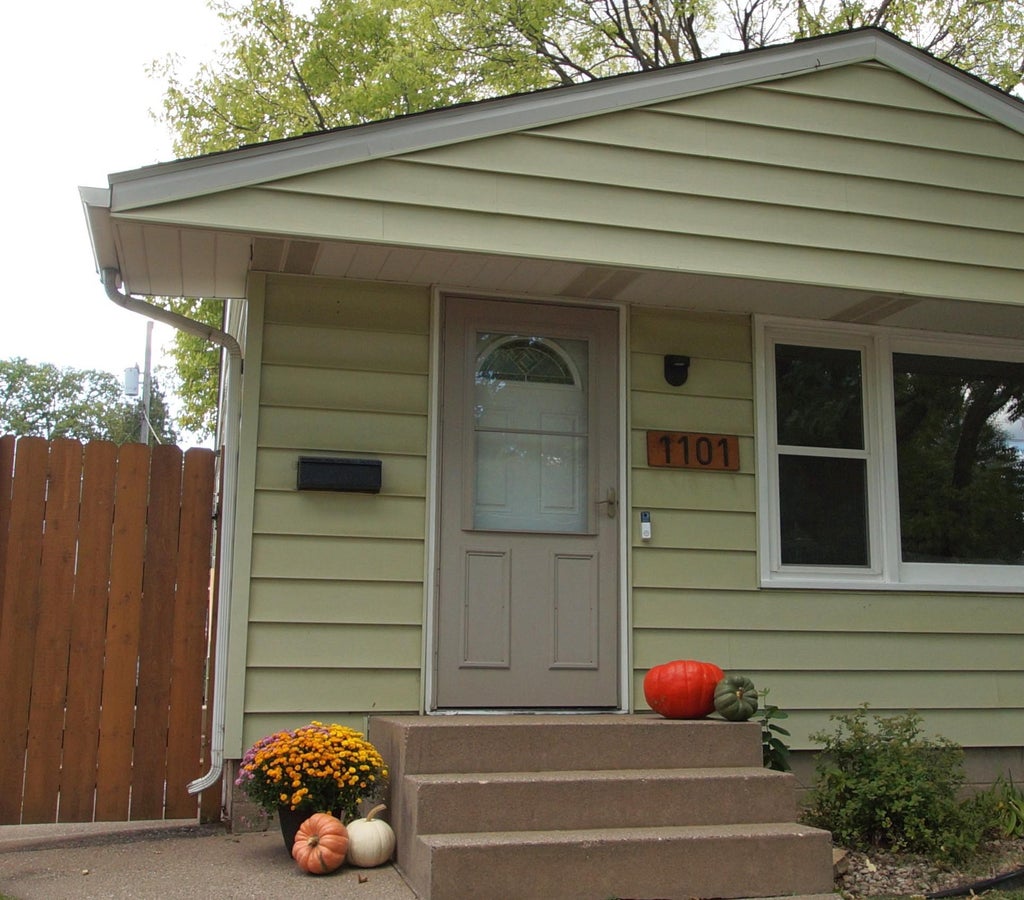 Photo of 1101 Dale Street N, Saint Paul, MN 55117 (MLS # 7141017)