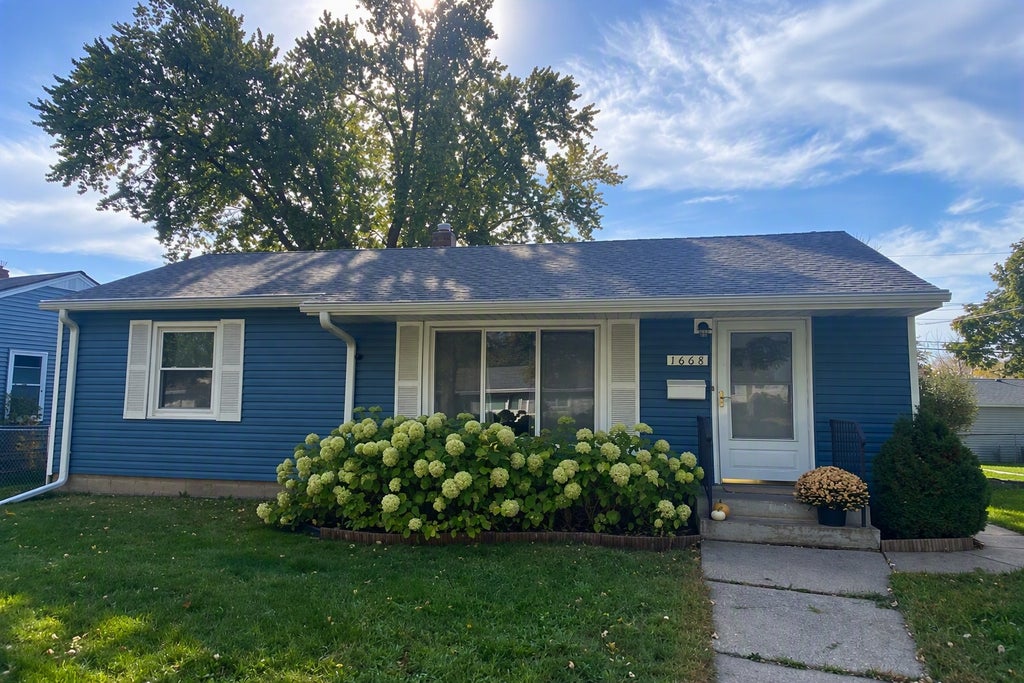 Photo of 1668 Idaho Avenue E, Saint Paul, MN 55106 (MLS # 7159189)