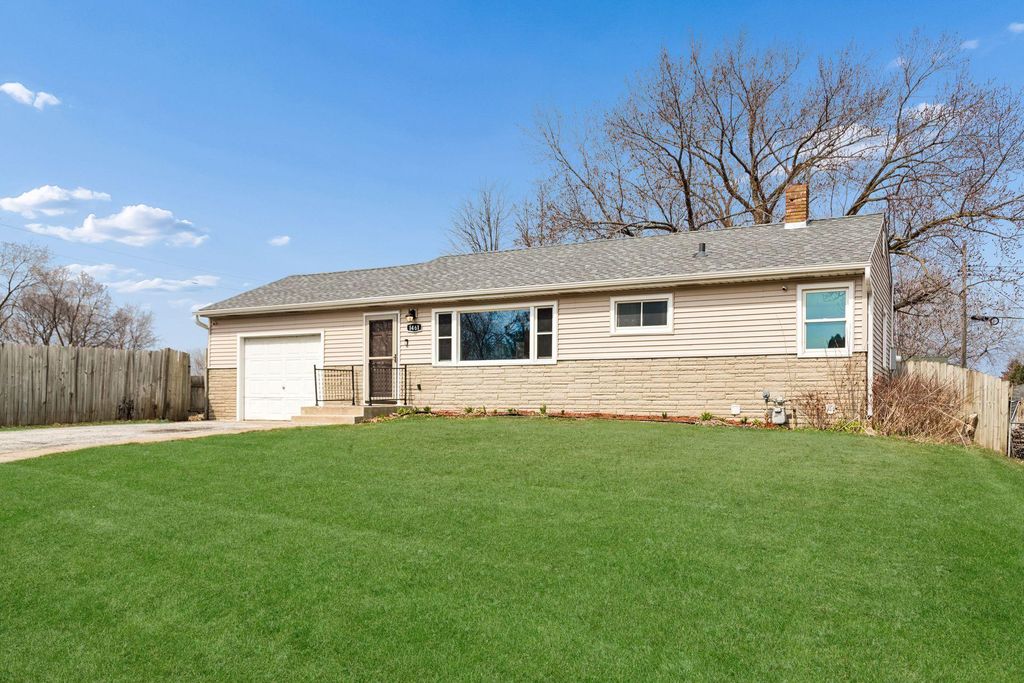 Photo of 1461 Grandview Avenue E, Maplewood, MN 55109 (MLS # 7048631)