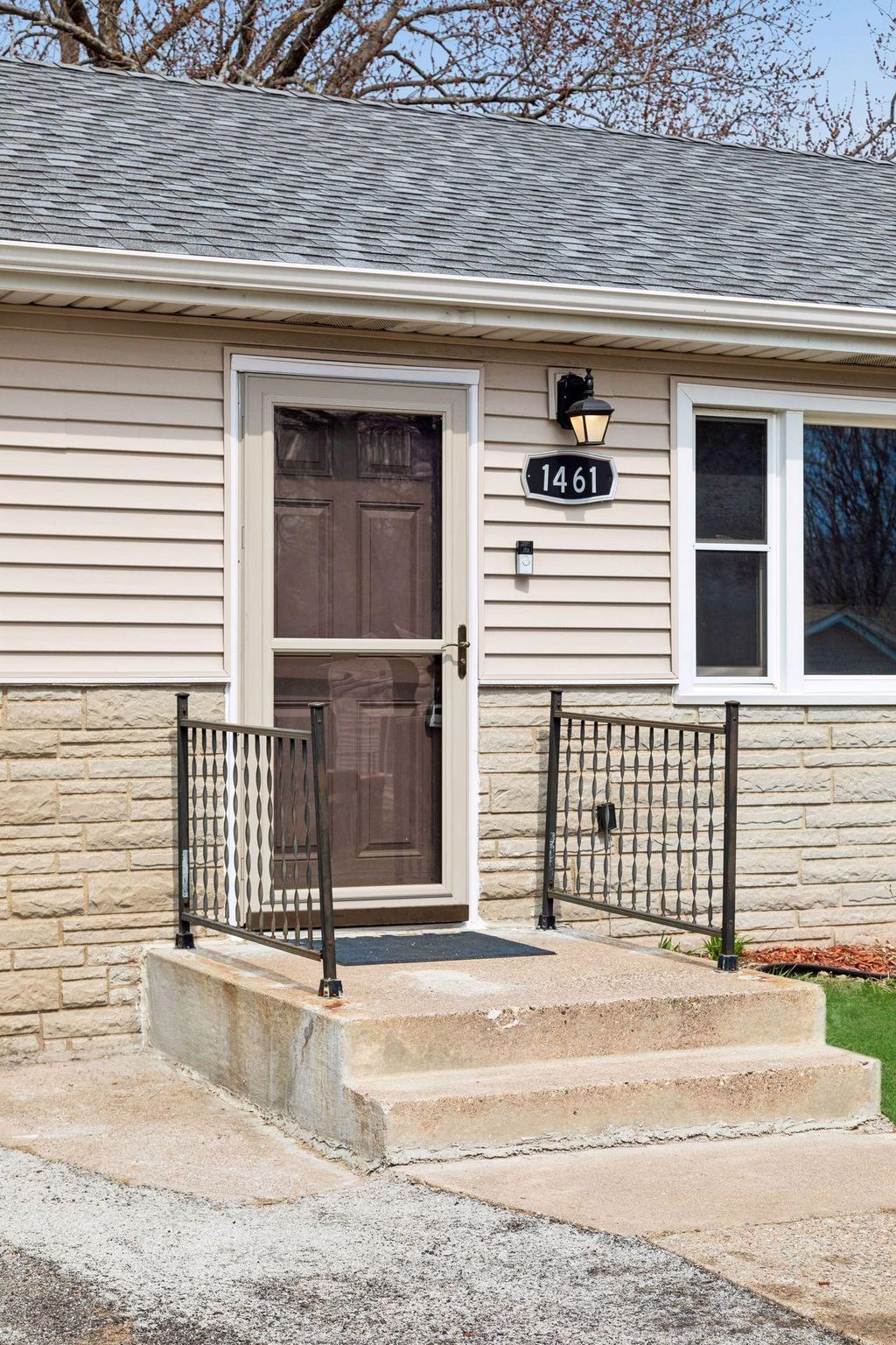 Photo of 1461 Grandview Avenue E, Maplewood, MN 55109 (MLS # 7048631)