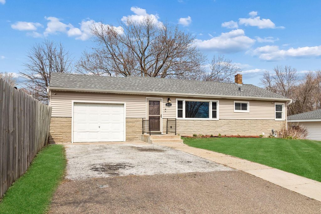 Photo of 1461 Grandview Avenue E, Maplewood, MN 55109 (MLS # 7048631)