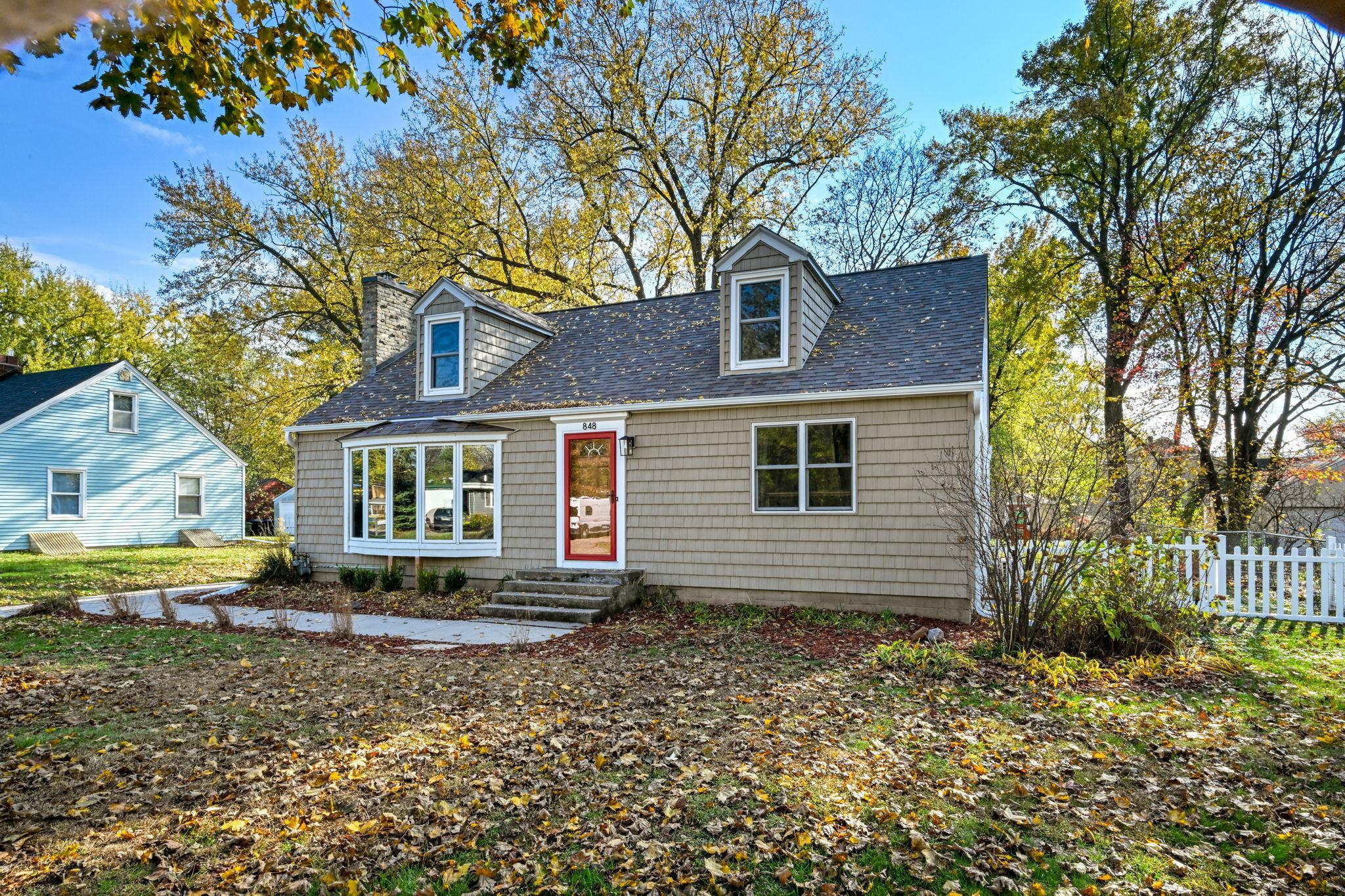 848 Sandhurst Drive W