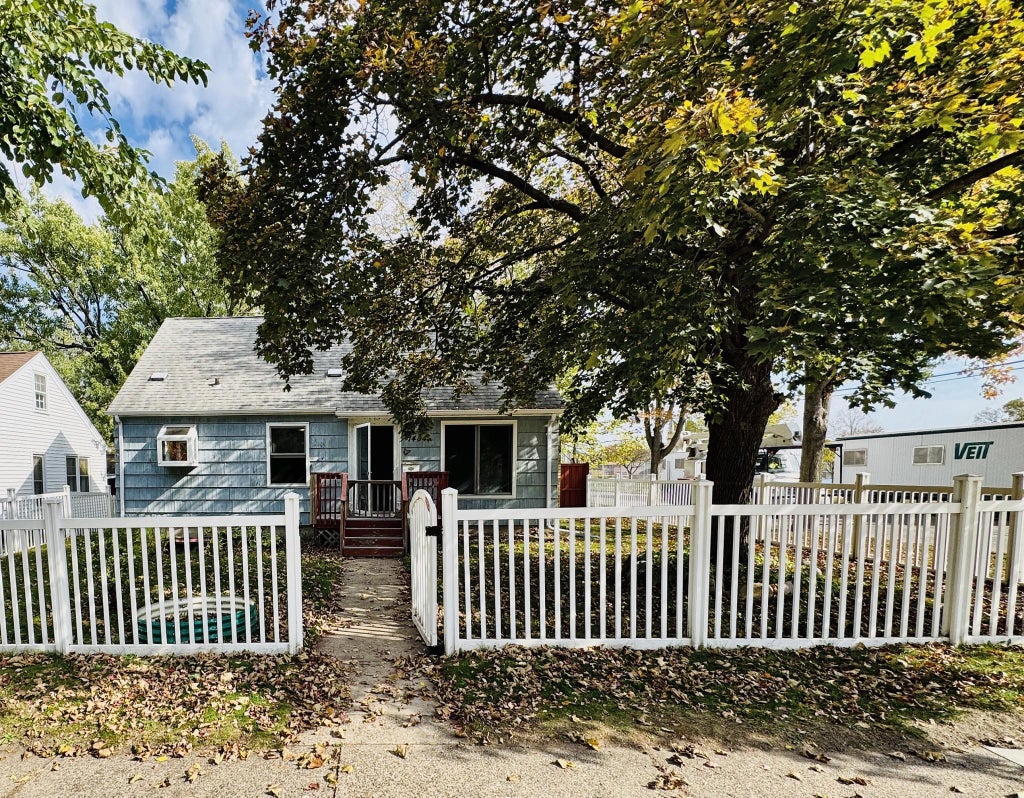 Photo of 1444 Saint Albans Street N, Saint Paul, MN 55117 (MLS # 7132542)