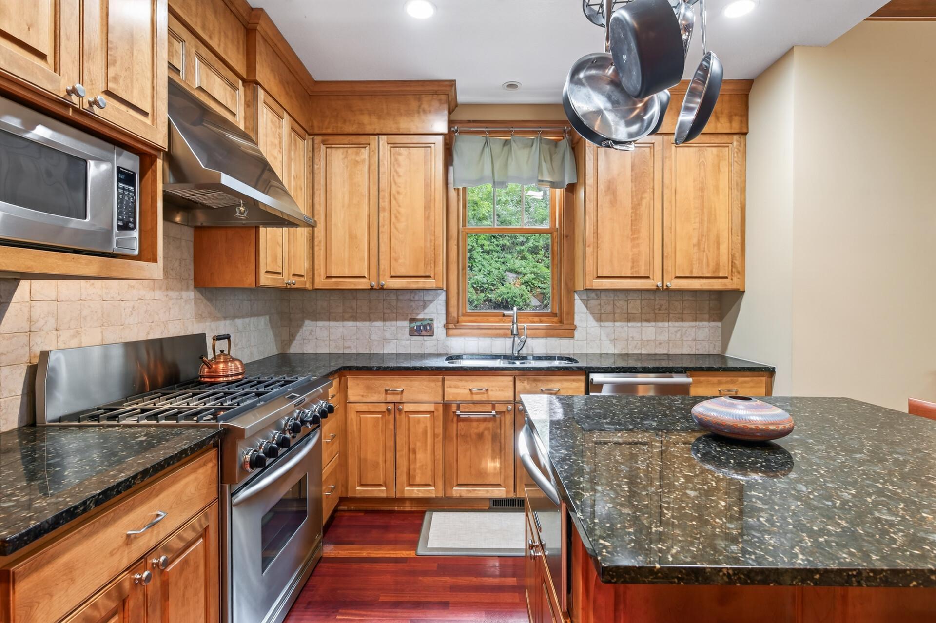 1423 June Avenue S