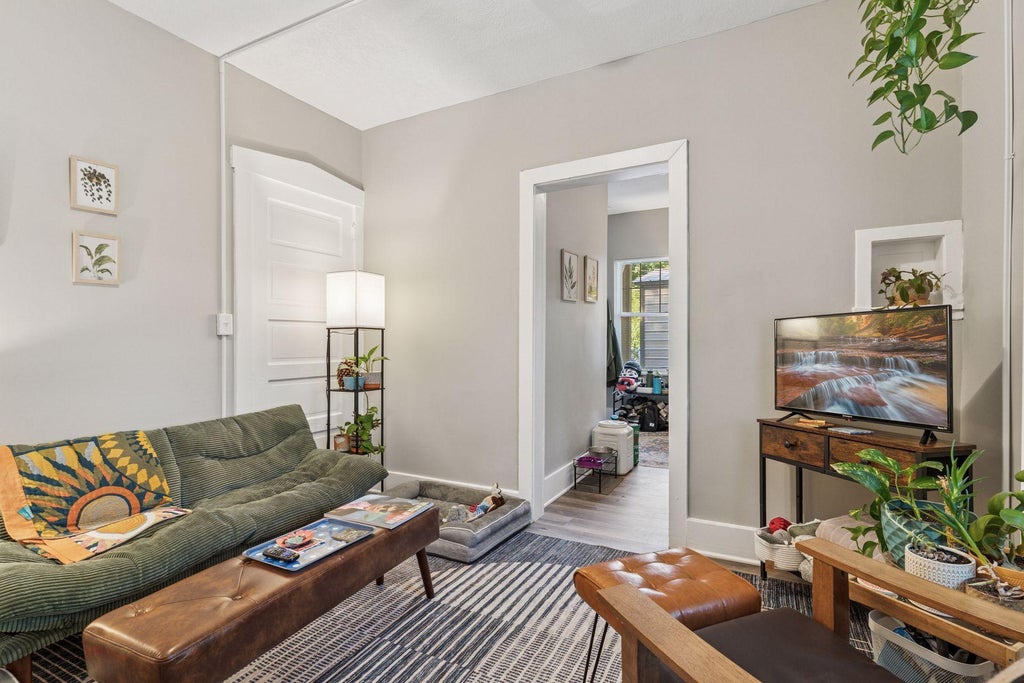 Photo of 1083 Chatsworth Street N, Saint Paul, MN 55103 (MLS # 7137290)