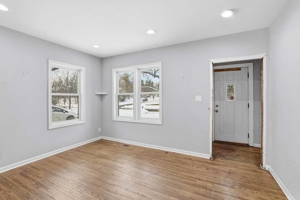 Photo of 58 Wheelock Parkway E, Saint Paul, MN 55117 (MLS # 6826713)