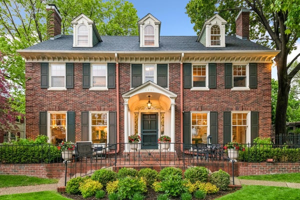 2240 W LAKE OF THE ISLES PKWY, MINNEAPOLIS, MN 55405 - Image a13520f306a78269d4ec8cc036304c4e/896098769