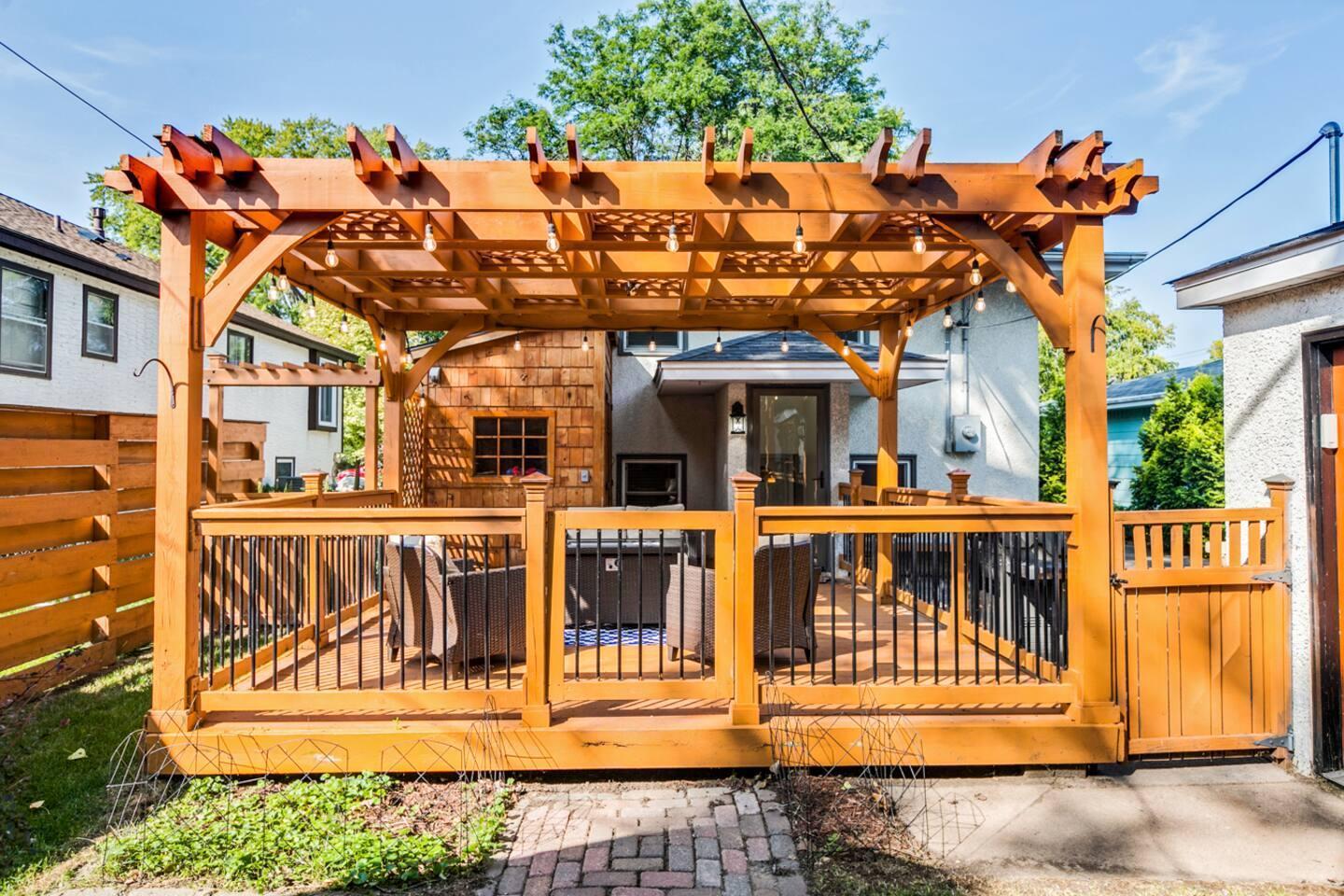 3653 Roosevelt Street NE