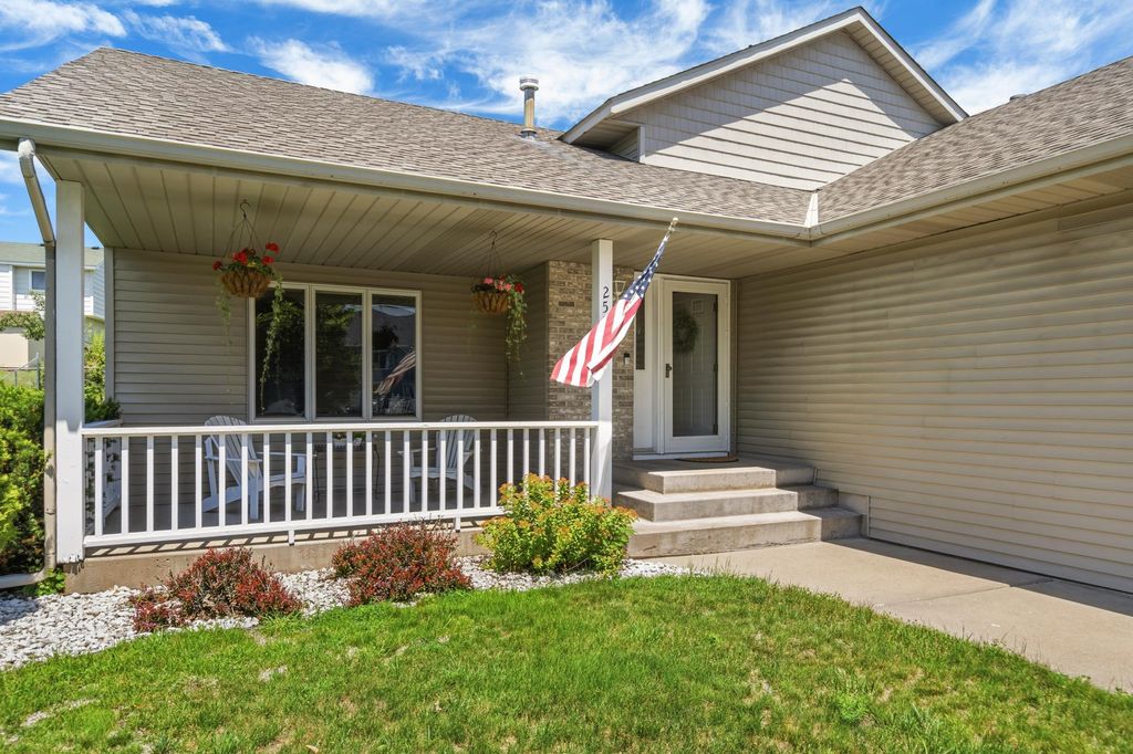 Photo of 2537 Southcrest Avenue E, Maplewood, MN 55119 (MLS # 7107310)