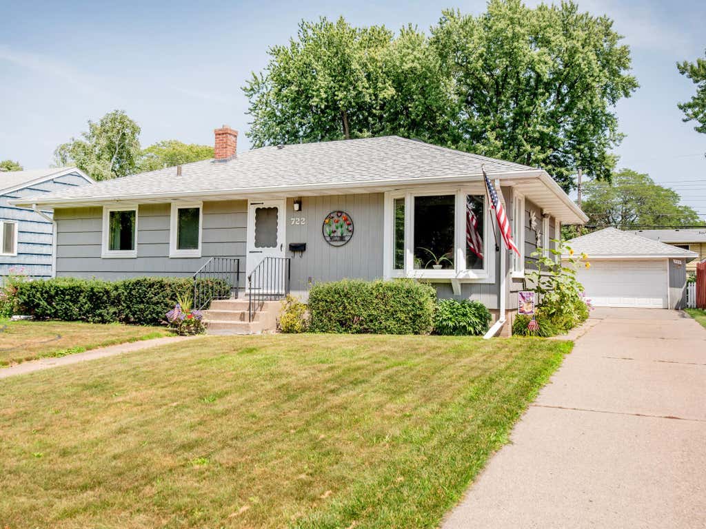 Photo of 722 24th Avenue N, South Saint Paul, MN 55075 (MLS # 7114956)