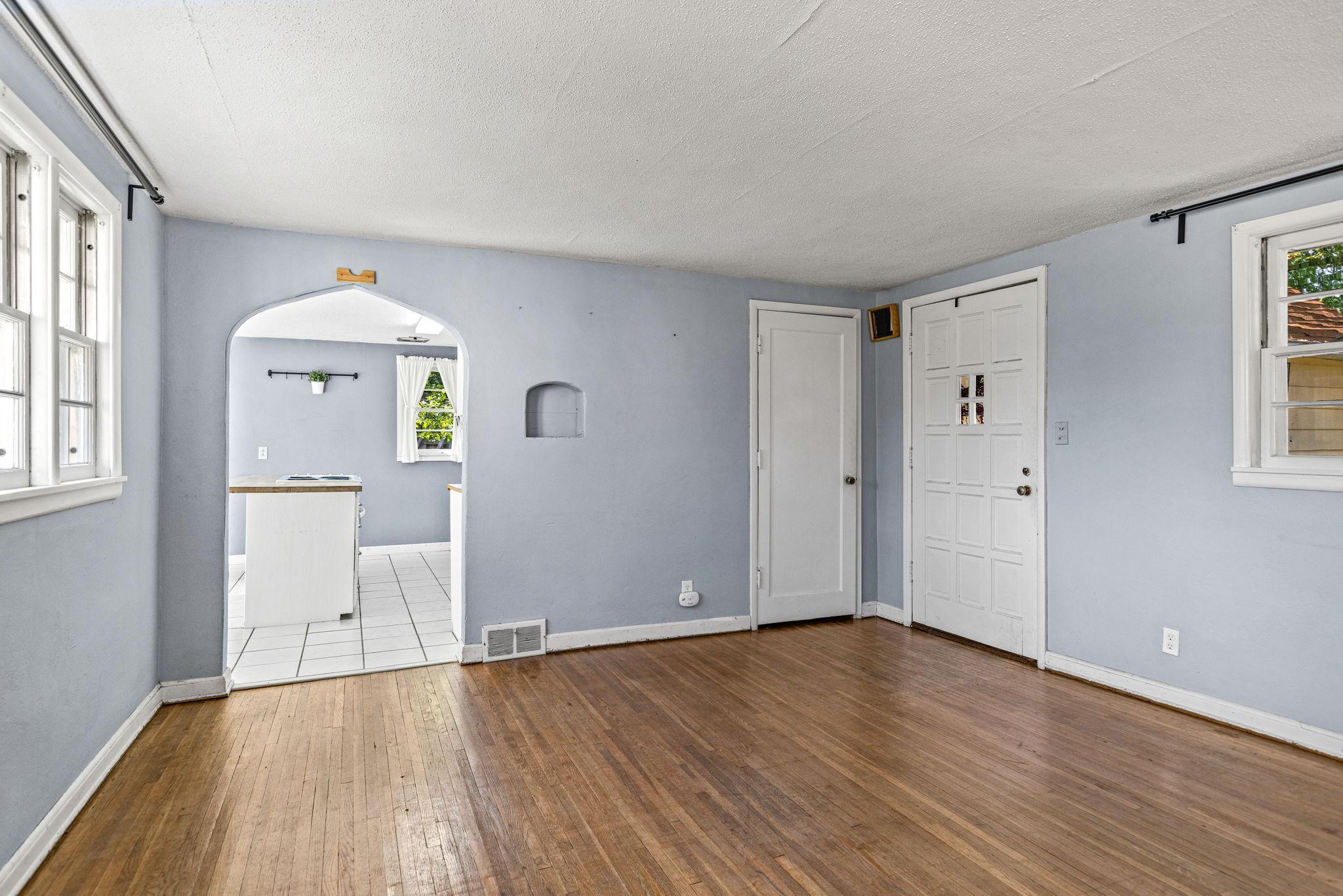 2816 Oxford Street N