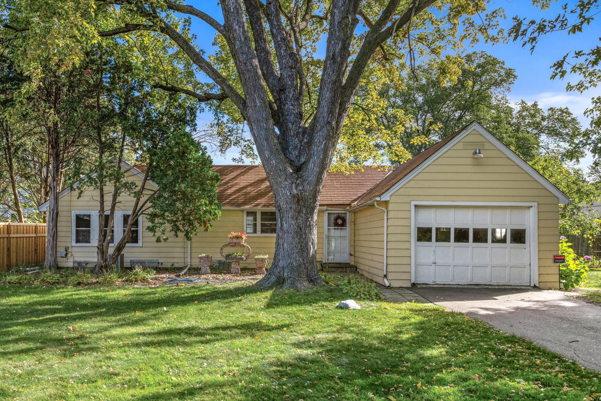 2816 Oxford Street N