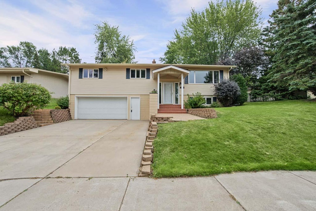 Photo of 407 Mesabi Drive, Hibbing, MN 55746 (MLS # 7147280)