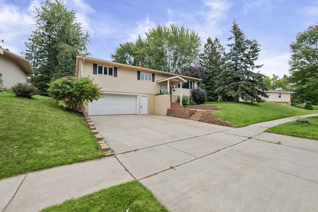Photo of 407 Mesabi Drive, Hibbing, MN 55746 (MLS # 7147280)
