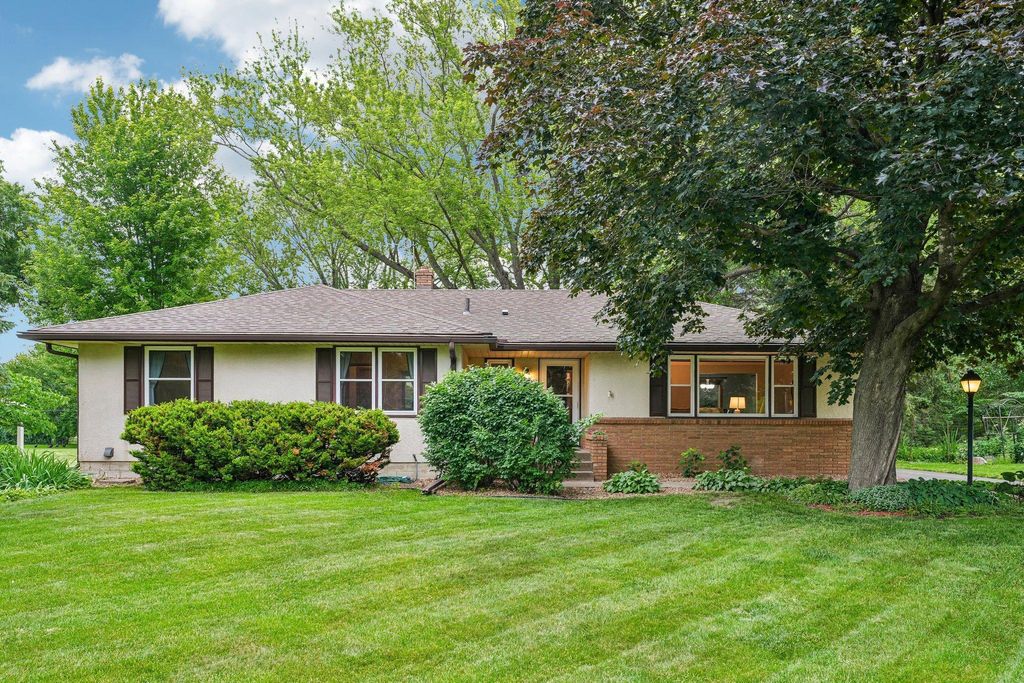 Photo of 1866 Sterling Avenue N, Maplewood, MN 55109 (MLS # 7087342)