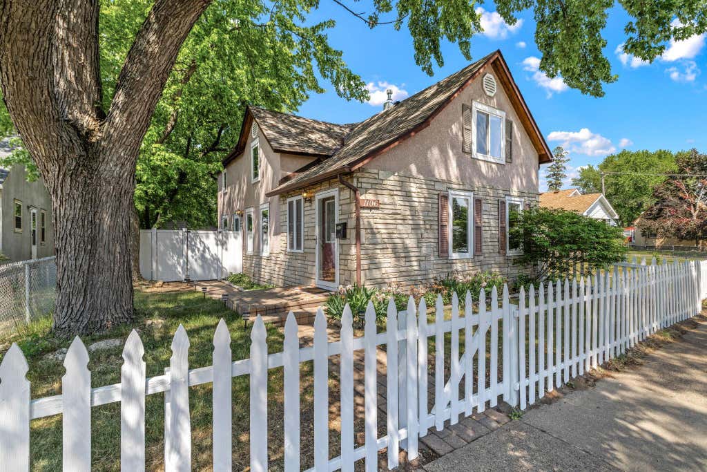 Photo of 1106 5th Avenue S, South Saint Paul, MN 55075 (MLS # 7125161)