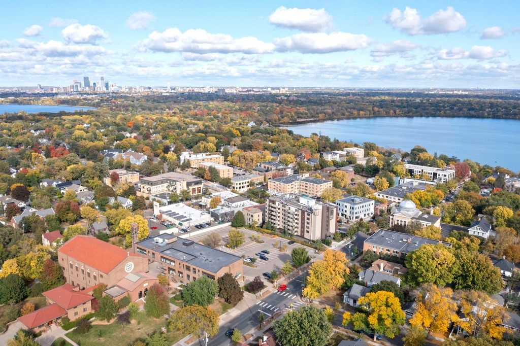 Photo of 2700 W 44th Street #403, Minneapolis, MN 55410 (MLS # 7035705)